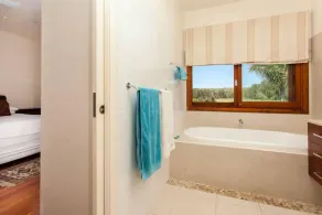 Luxury 2 bedroom pool villa, walk to the beach and centre of Byron - Image 2