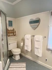 Lovely Lakeside Cottage! Sleep 11, easy parking, linens included! Book 2026 Now! - Image 5