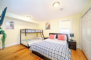 HOLIDAY GETAWAY SPECIAL -EARLY BIRD 10%\n39 - Modern 3BR Quincy near Adams - Image 3