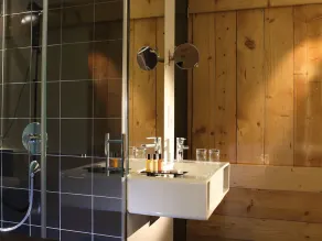 Caratteristica stanza della cassa della birra in un design nobile, con aria condizionata, cassaforte e WiFi - Image 2