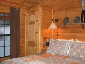 Romantische und gemütliche 1BR \"Real Log Cabin\" Riverside w / Whirlpool, Kamin + (4 Personen) - Image 4
