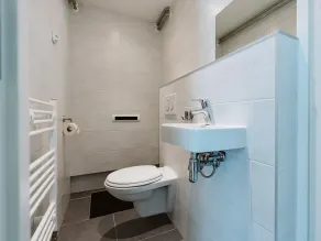 This charmingly decorated bungalow is located in a very quiet dead-end street on the award-winning holiday park De Klepperstee, just behind the dunes in Ouddorp. - Image 4