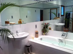 ARCHITECT-DESIGNED HOUSE, QUIET LOCATION, 2 KMS FROM BEACHES, UNSECURED SWIMMING POOL - Image 2