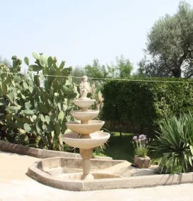 Villa surrounded by greenery with private pool - Image 4