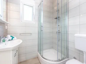 Apartment with swimming pool near sea - Image 3