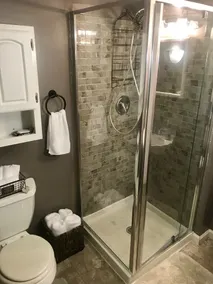 McDonald Inn 15 Min from Ohio University, 25 min to Hocking Hills, Hot Tub - Image 3