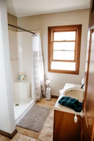 Cozy 3-bedroom home on the waterfront, dog friendly! - Image 5