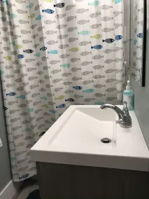 Hermosa casa remodelada de 4 dormitorios / 2 baños con piscina - Image 3