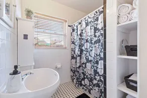 Tulsa Vintage Chic Cottage |King Bed •Expo•TU•Dtwn - Image 2