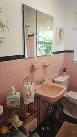 Cozy 2 Bedroom Cottage Close to Bay Beach - Image 3