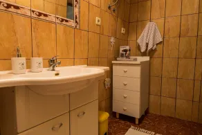 Three bedrooms apartment on ground floor - Image 3