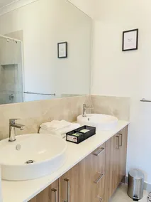 Luxury Home In Melton South- Free Parking And Wifi !! - Image 3