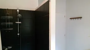 Charmante Villa en Bois, Implantée sur Terrain de 1700 m2 - Image 3
