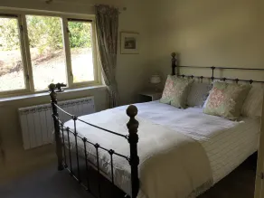 Entzückendes Chalet mit 4 Schlafzimmern auf 2 Etagen in einem wunderschönen ländlichen Garten. - Image 4