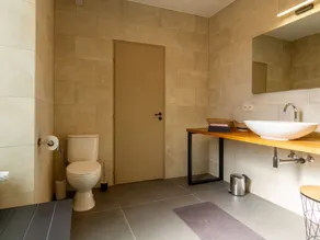 Maison de charme à la campagne avec terrasse et grand espace extérieur - Image 3