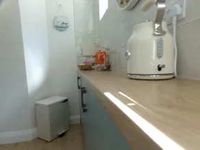 Luxury Ground Floor Apartment opposite the Beach - Image 3