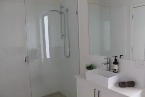 Peninsula Escape 100m from water with heating and cooling - Image 2