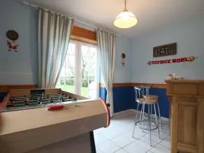 Spacious family home with enclosed garden and garage - Image 2