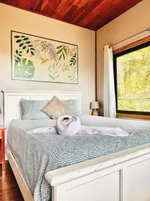 Birdwatcher’s Base in Monteverde – 2BR + Balcony, Walk to Curi-Cancha Reserve - Image 5