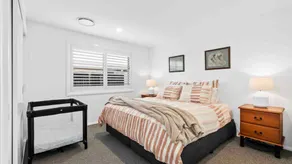 Beautiful new home within metres of beaches - Image 4