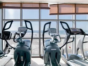 Superbe condo en bord de mer avec une vue imprenable. Profitez des vues de presque toutes les pièces. Équipements de style resort avec chaque réservation! - Image 2