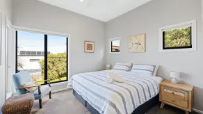 Beautiful spacious pet friendly home next to the ocean - Image 5