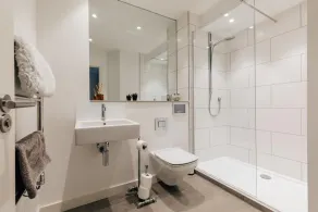 Stunning Modern 2 Bedroom Apartment With Spectacular Views of Bath Skyline - Image 2