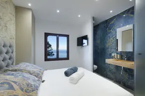 Sea front house with astounding views - Image 4