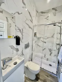HOUSE IN PRIVATE MEWS, FREE PARKING. STATION 2 MIN WALK TRAINS 25 MIN TO LONDON - Image 3