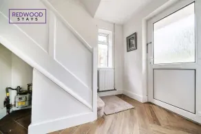 2 Bed 1 Bath House, Perfect for Corporate, Contractors & Families Free Parking, Garden, Netflix By Redwood Stays - Image 2