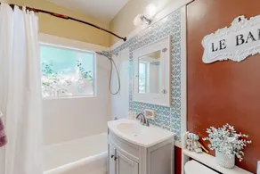 Charming dog-friendly home with enclosed yard, full kitchen, central AC, & W/D - Image 4