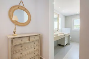 Beautiful beachfront private villa with swimming pool in Cala d'Or - Image 3