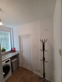 Business Friendly 2BR House Sleeps 5, Wi-Fi, Workspace & Free Parking - Image 2