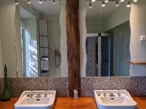 Large double guest room for families - Image 2