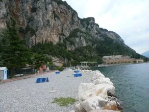 Staccata soleggiata casa vacanza con lago e sulle montagne, piscina, stufa a pellet - Image 3