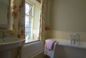 Peak District Luxury cottage, sleeps 8 plus pets - Image 2