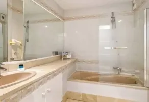 Spectacular Apartment in Matchroom Country Club - Image 4
