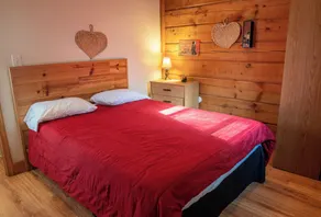 Abgeschiedenes Blockhaus. Heiße Wanne auf Deck und Whirlpool für zwei Personen am Kamin - Image 3
