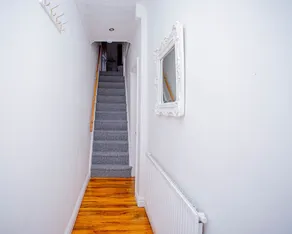 cosy ,spacious ,clean 3 bed house,10miuntes walk from town centre - Image 2