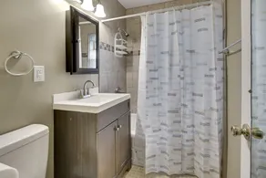 Two bedroom townhouse, minutes from the UNMC - Image 3