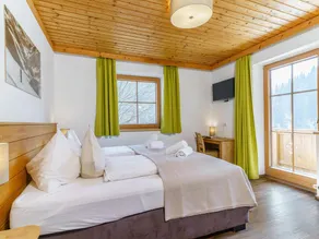 Spacious Apartment in Saalbach-Hinterglemm near Ski Lift - Image 5