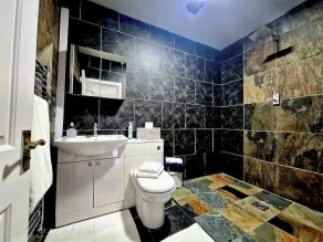 Seaside Escape - Sleeps 4 - Pets Ok - Free Parking - Image 2