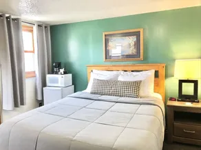 Hilltop Lodge - Cedar -Queen Cabin - Image 2