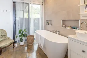 Hanging Rock Views, Queen Suite in classic bush setting - Image 3