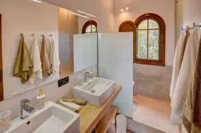 A quiet house in the valley, ideal for families. - Image 3