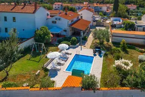 Villa with terrace, pool and air conditioning - Image 5