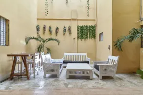 Colonial Oasis: Stylish Retreat with Free WiFi and Invigorating Hot Water - Image 4