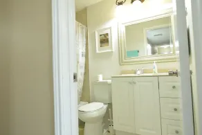 2 Bedroom 2-bathroom townhome & yard - Image 3