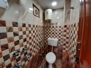 Private Luxuary Studio apartment with fully equipped kitchen & attach washroom - Image 4