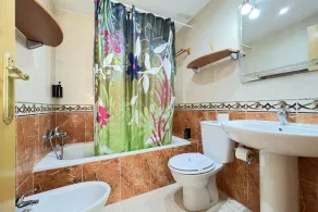 Welcome to this beautiful holiday flat in Marina d'Or! This is the place where your holiday dreams come true.Imagine waking up every morning to the gentle murmur of the sea waves right outside your window. This three-bedroom flat is located on the beachf - Image 2